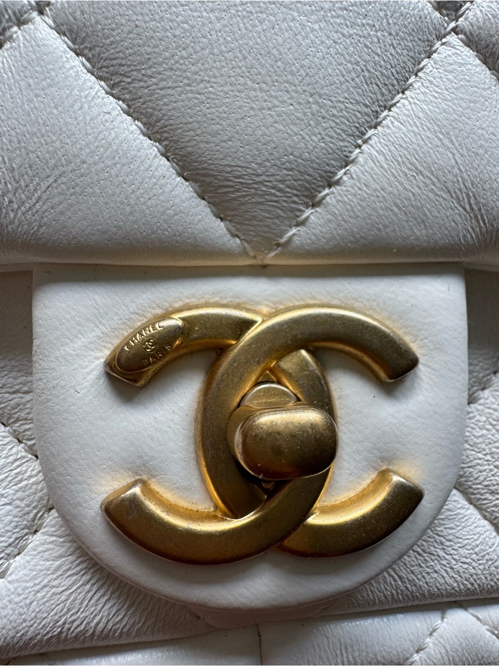 CHANEL White Quilted Leather Shoulder Bag with Gold Hardware - Picture 11 of 16